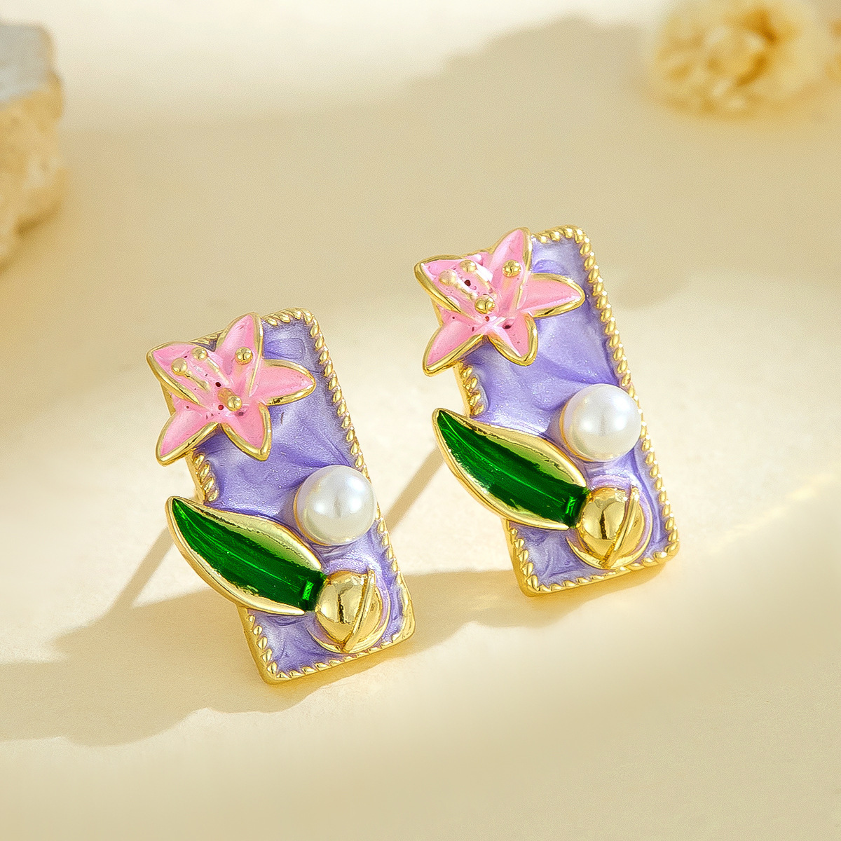 Pendientes de flores de aceite de gota de perlas con incrustaciones retro francesas transfronterizas, pendientes de flores pintadas de esmalte de alta calidad de lujo ligero