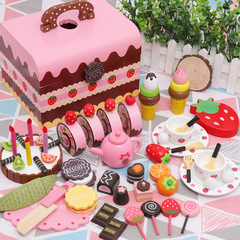 新しい子供のままごとはキャンデーのデザートのケーキの木の箱の中でシミュレーションのアイスクリームを切ってピンクの台所のおもちゃを切ります。