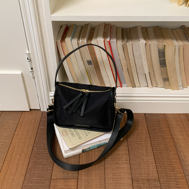 Bolsa de tela de nylon de gran capacidad para mujeres verano 2026 nueva moda moda moda bolsas de almohada de viaje bolsa de ocio