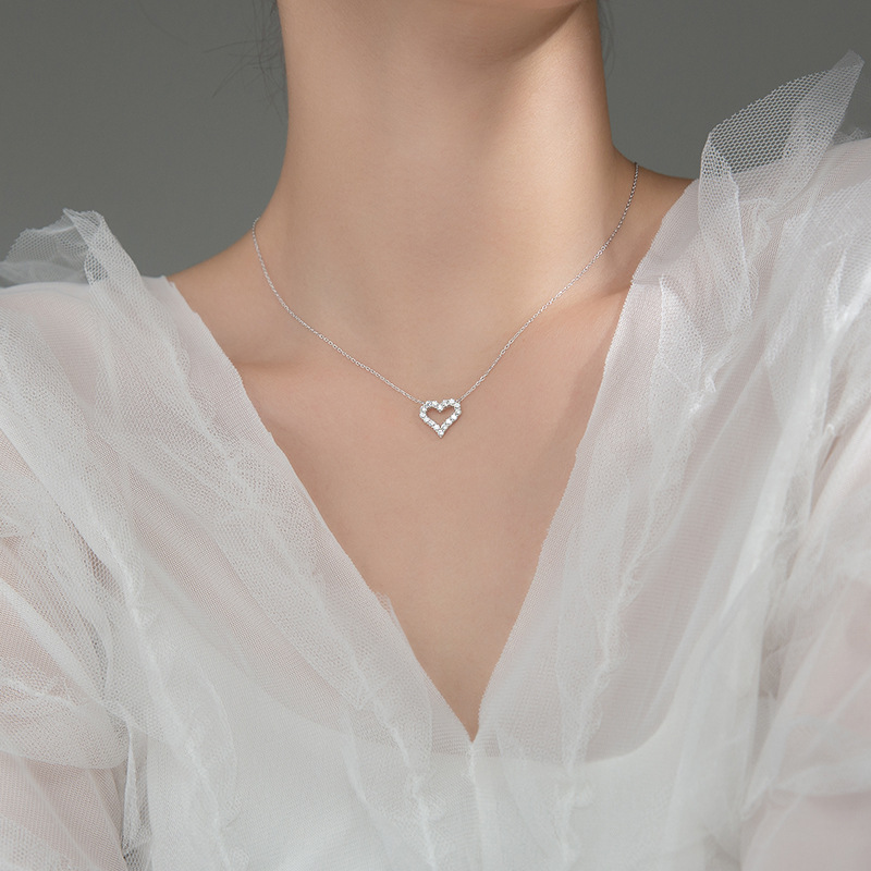 Women's Korean-style sweet diamond-embedded heart-shaped necklace 2022 new trendy temperament heart-shaped diamond micro-inlaid simple clavicle chain