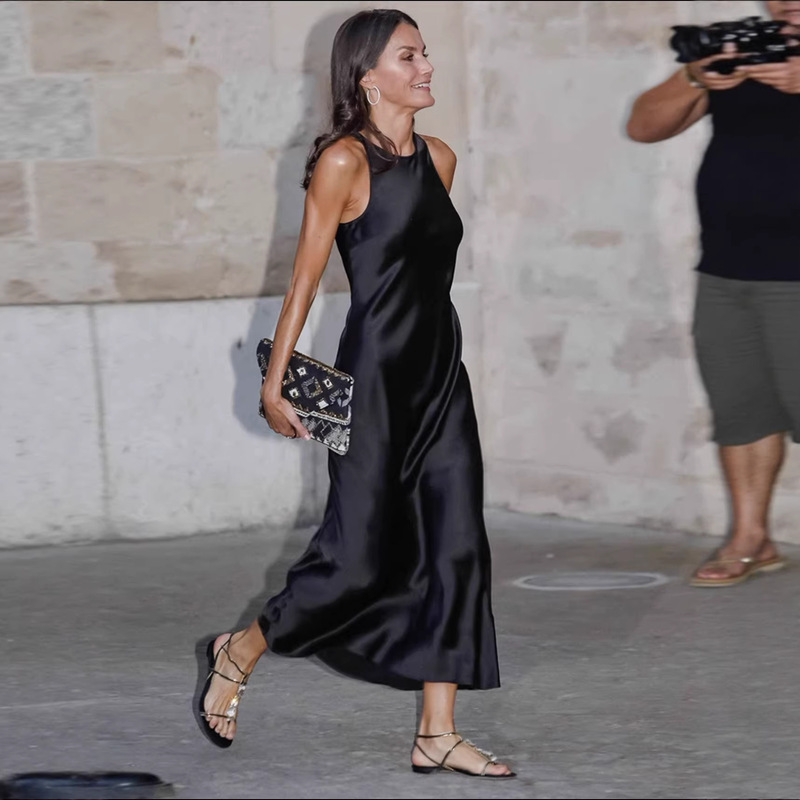 In-Stock Princess-Style Item 45 ° Asymmetrical Cut Acetate Satin Halter Neck Dress, Hepburn Style, Waist-Cinching, Sleeveless Little Black Dress.
