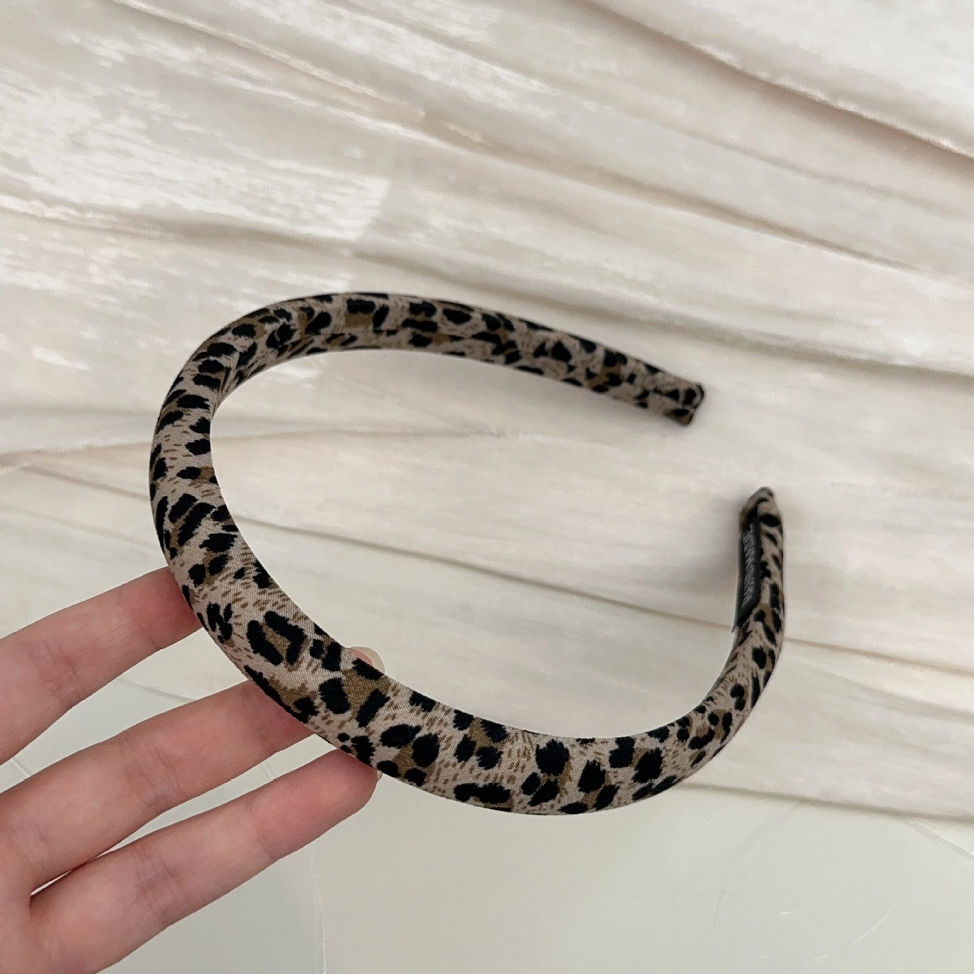 Bandeau imprimé léopard et chouchou pour coiffures élégantes_voghion.com