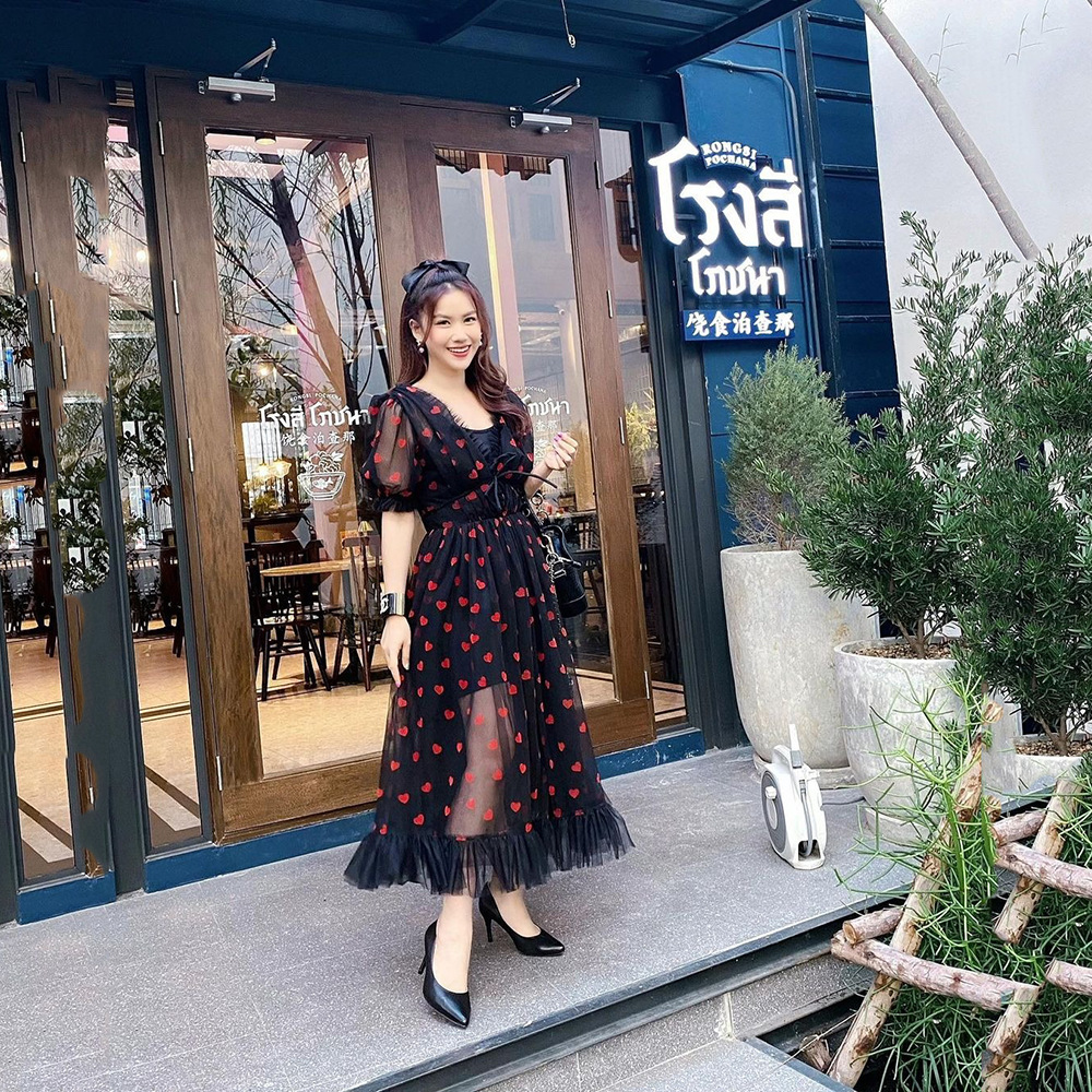 Vestido largo dulce con lentejuelas de corazón de cereza estilo francés, nuevo para primavera y verano 2025, con tirantes de malla, ajuste delgado y vestido moderno.