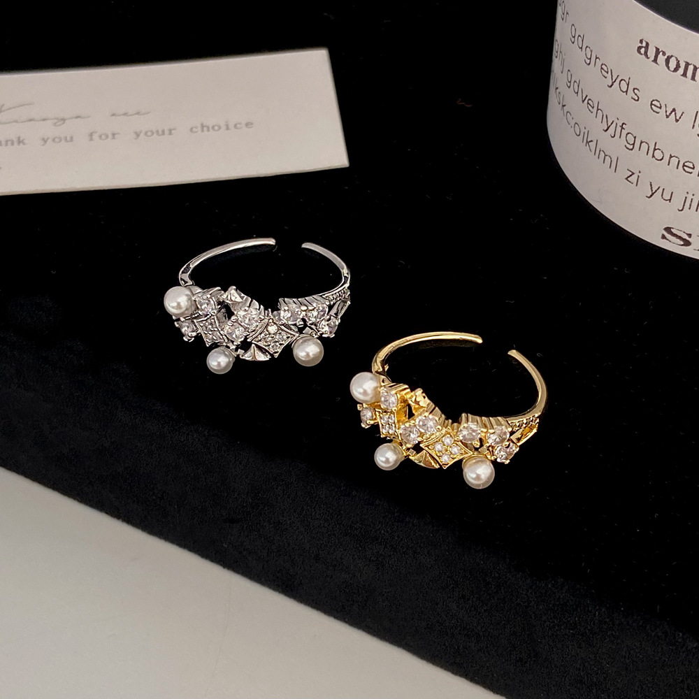 Retro sophisticated ring pearl with zircon