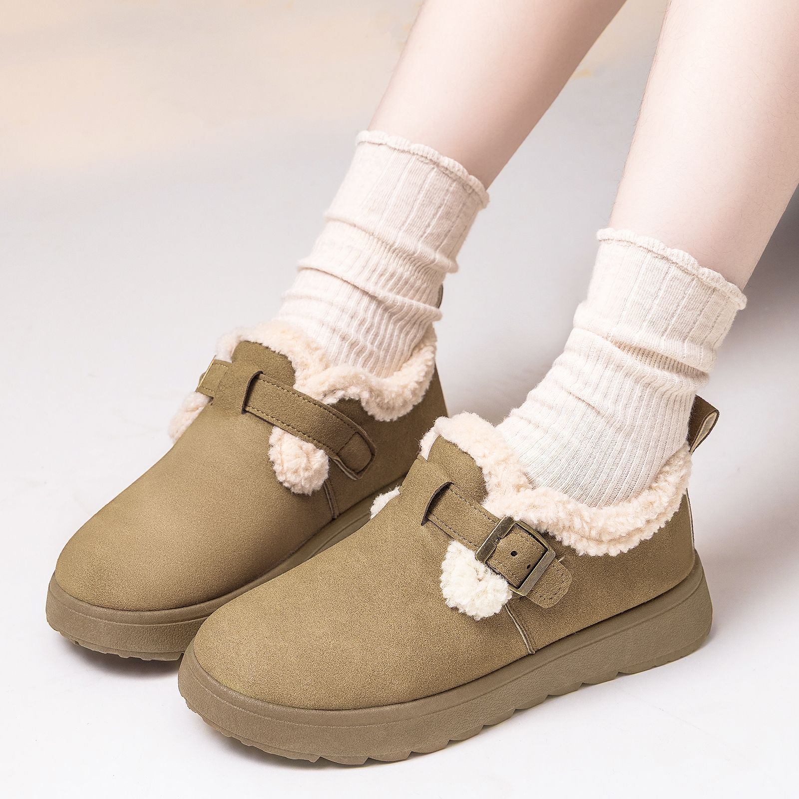 Zapatos de algodón, zapatos de mujer, nuevos zapatos de nieve cálidos, botas cortas cómodas, botas de algodón gruesas con suela suave.
