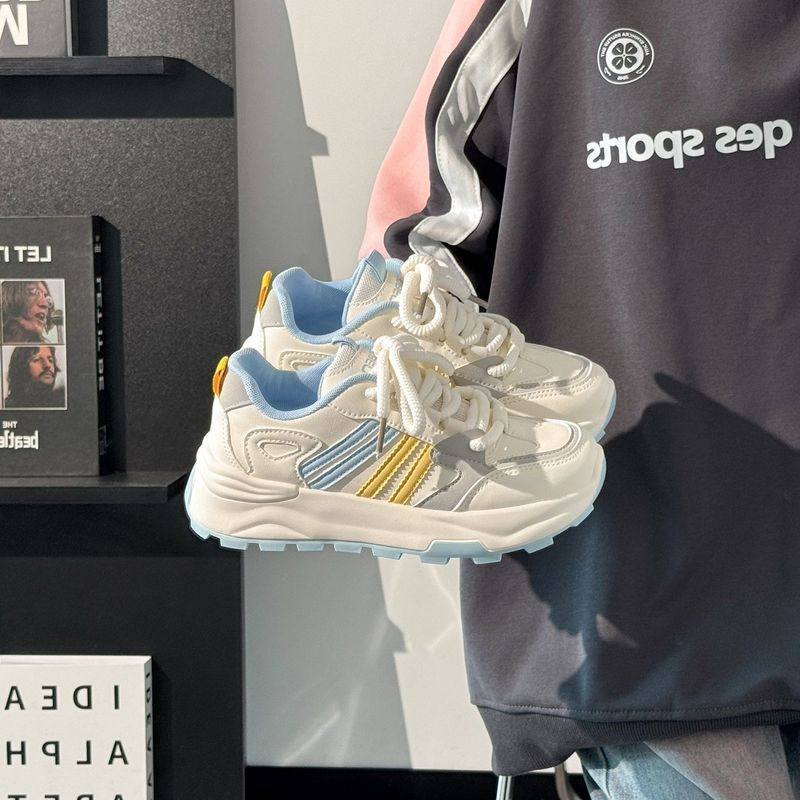 Pequeños zapatos blancos para mujeres 2025 nuevos zapatos deportivos de estudiantes zapatos de skate para mujeres zapatos de carreras casuales con suela plana