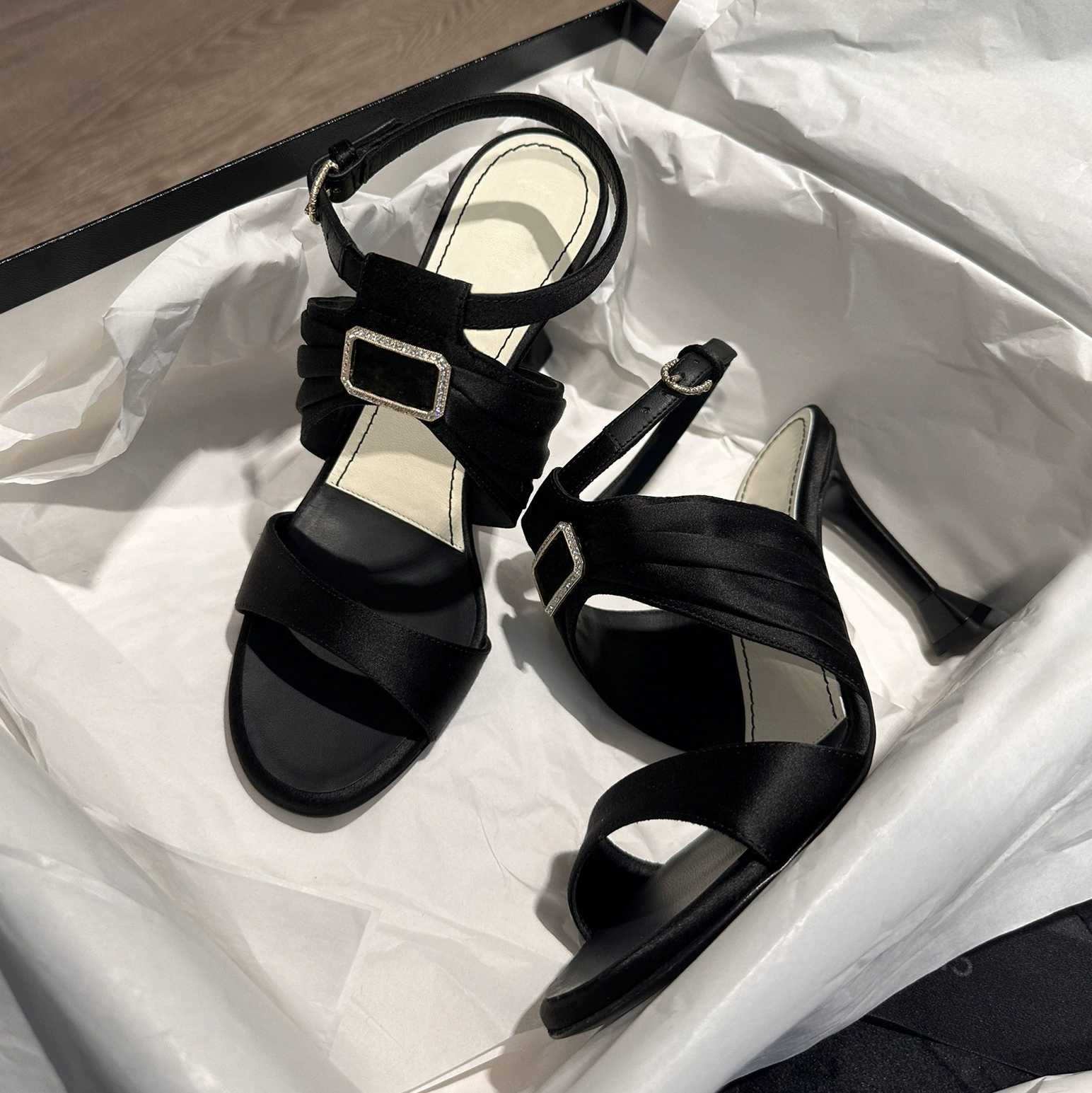 Популярные в этом году новые стильные маленькие ароматные босоножки на высоком каблуке со стразами и открытым носком для женщин, летние женские туфли на высоком каблуке на французском шпильке