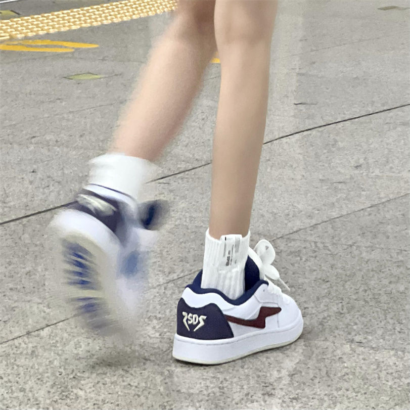 Zapatos blancos de suela gruesa para mujeres 2025 verano nuevo estilo de malla transpirable moda versátil ligero aumento de altura zapatos deportivos casuales