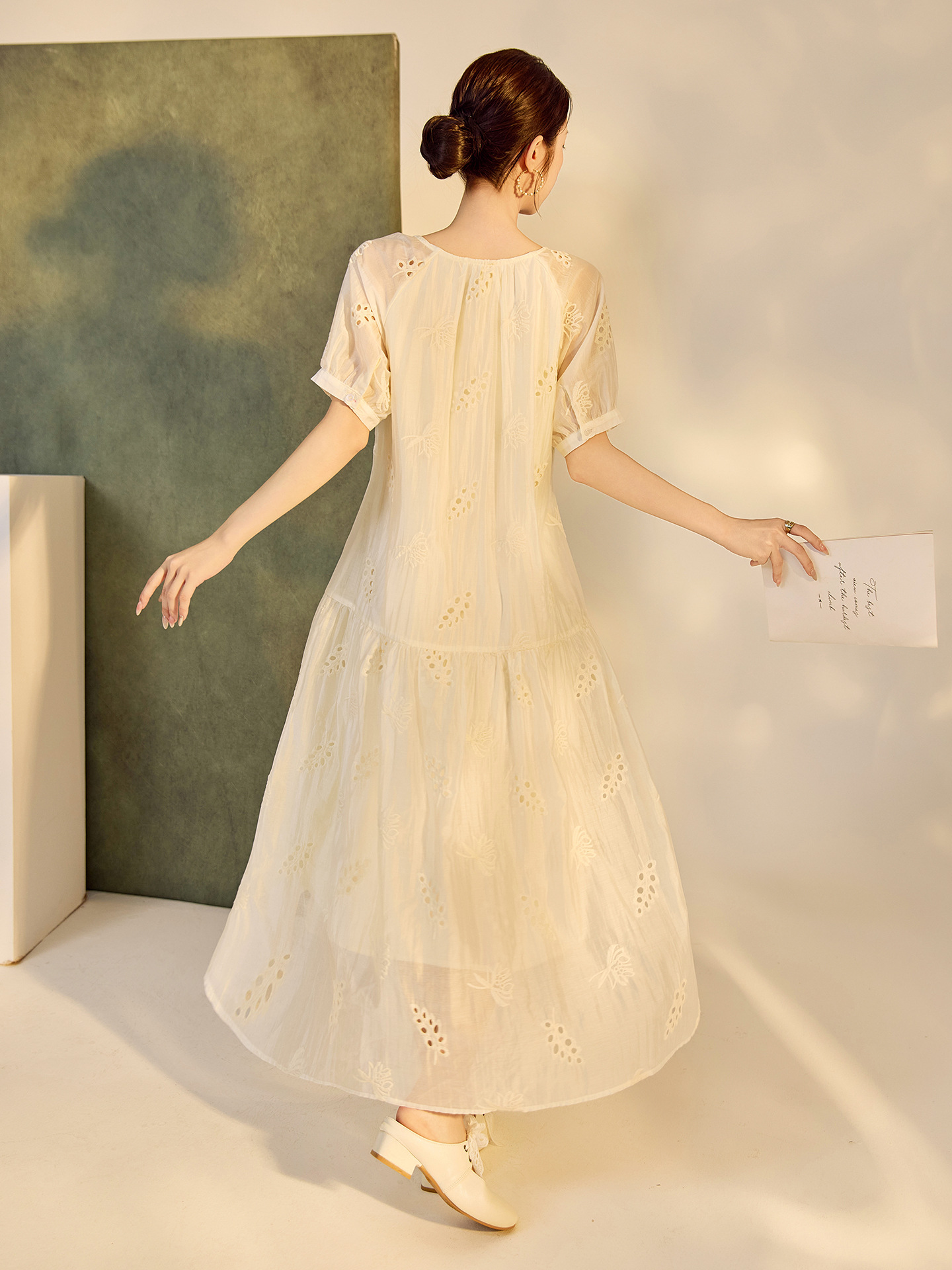 Váy suông midi Tencel phong cách Trung Quốc mới tay ngắn cổ tròn — Màu trắng be