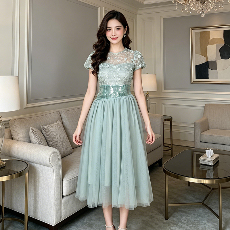 Đầm nữ cổ tròn ren phối thắt lưng dáng suông midi — Đậu xanh chi tiết 2