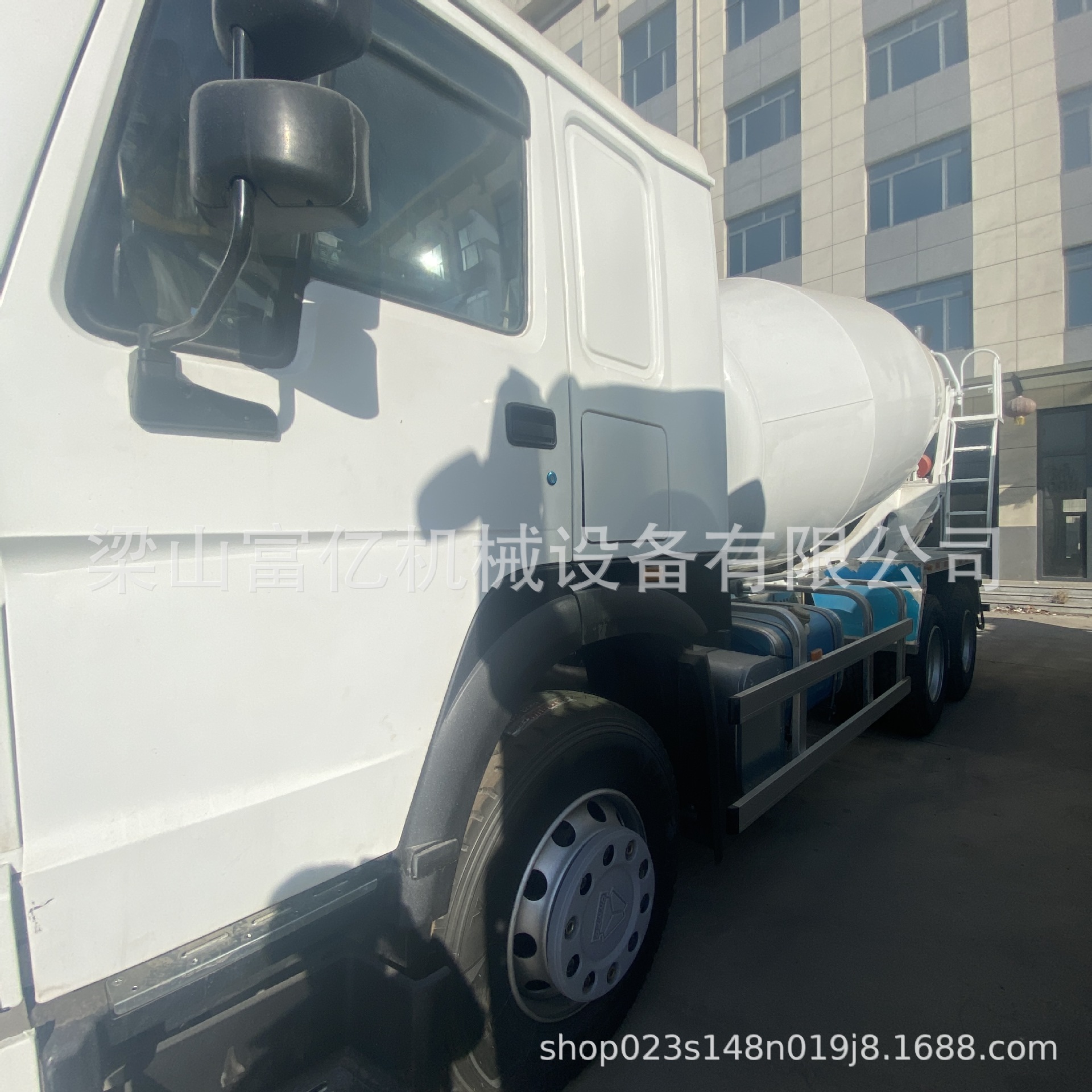 Overseas Supply of Sinotruk Howo Concrete Mixer Trucks with 8*4 Chassis, 8, 10, 12 Cubic Meter Concrete Mixer Trucks
