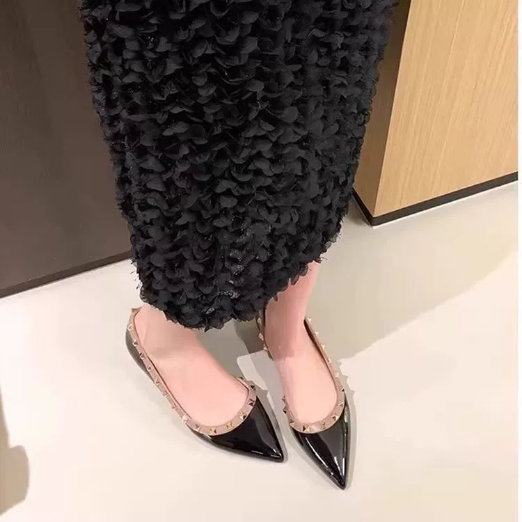 Универсальная женская обувь с острым носком и полой стороной, весна-лето 2025, новый стиль, элегантные туфли на плоской подошве из лакированной кожи с заклепками и неглубоким носком для женщин