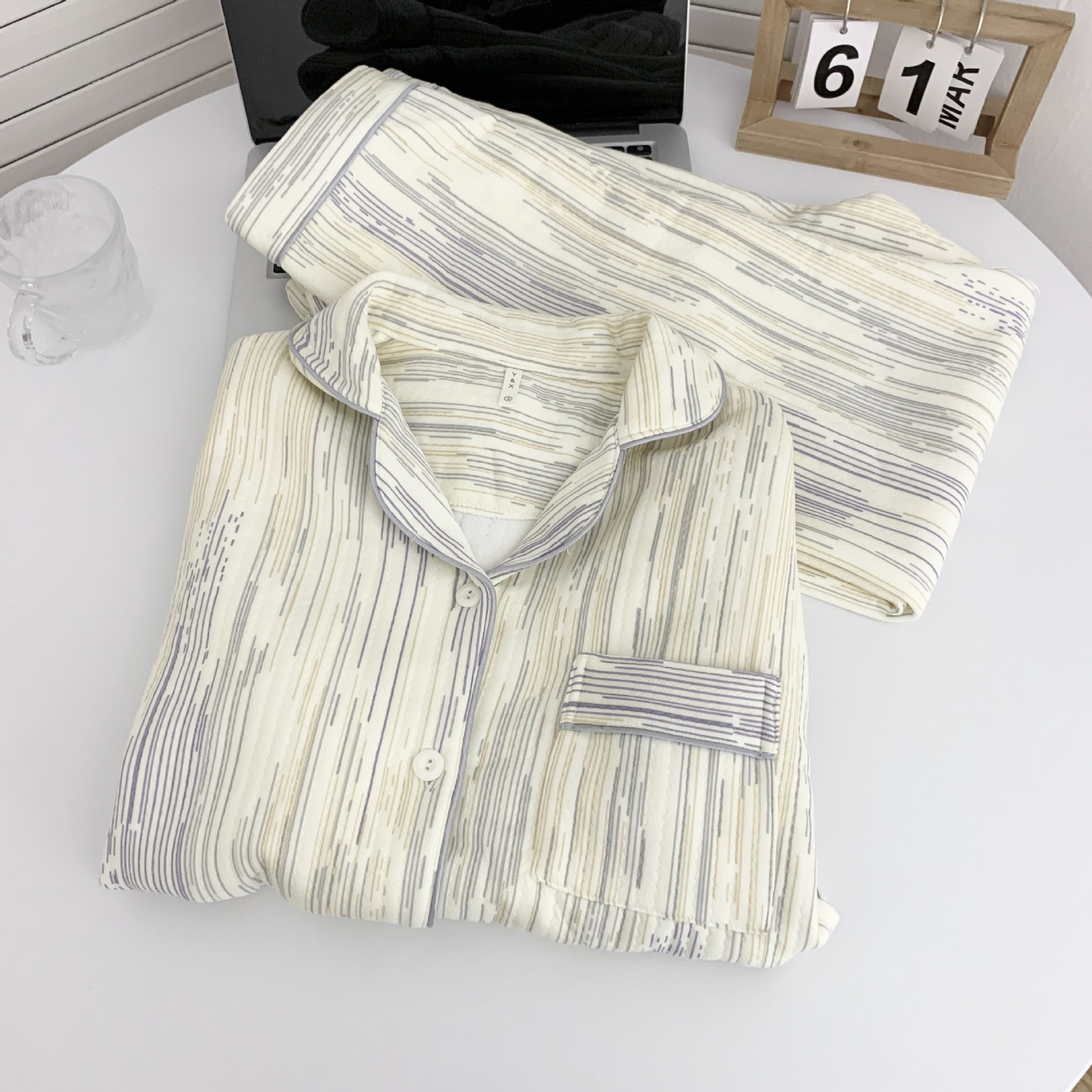 Lápices japoneses pequeños nuevos pijamas de algodón de aire primavera / otoño / invierno mezclado lindo cálido dibujos animados conjunto de ropa para el hogar