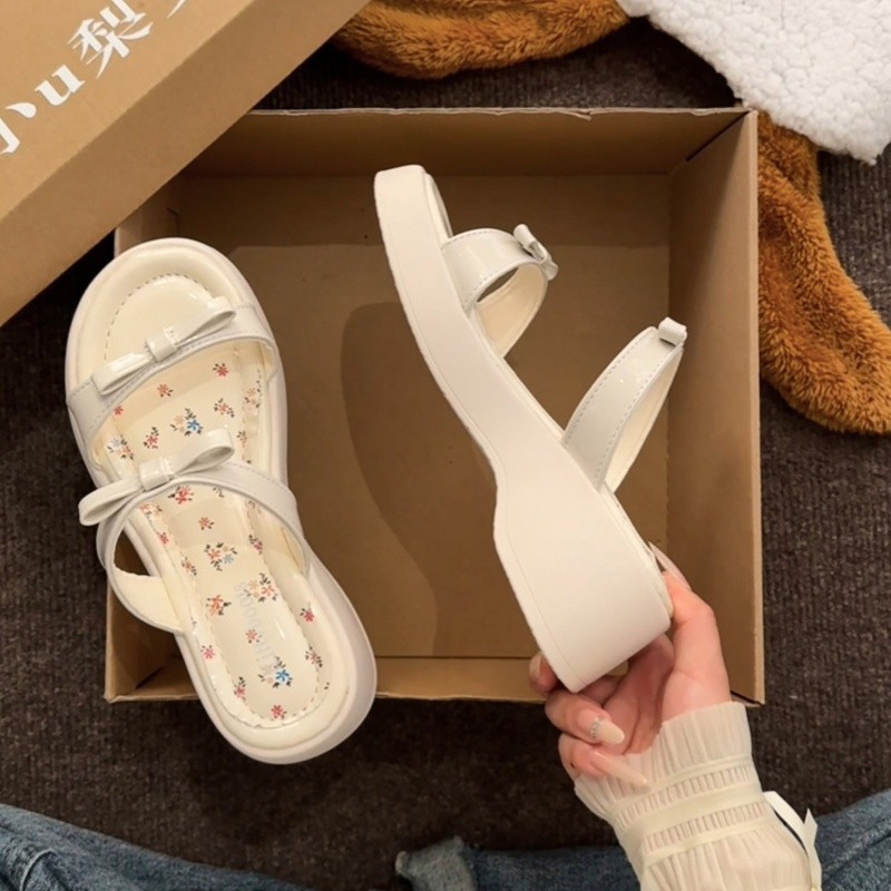 Zapatillas cómodas de arco con un pie sandalias de flores de verano 2026 nuevos zapatos de playa con suela suave y media image 2