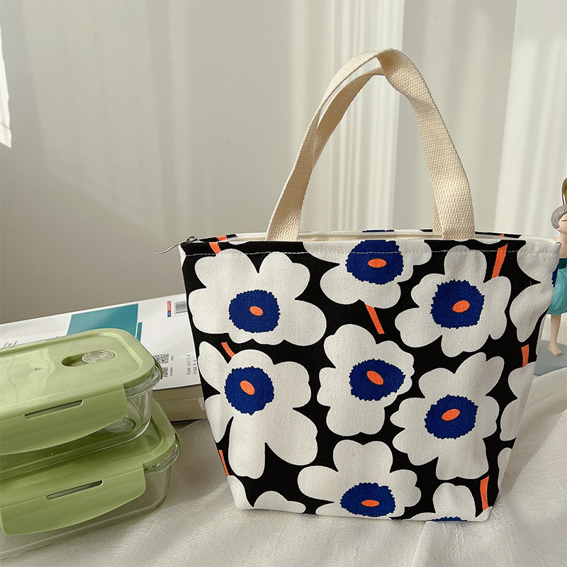 Flores blancas sobre fondo negro