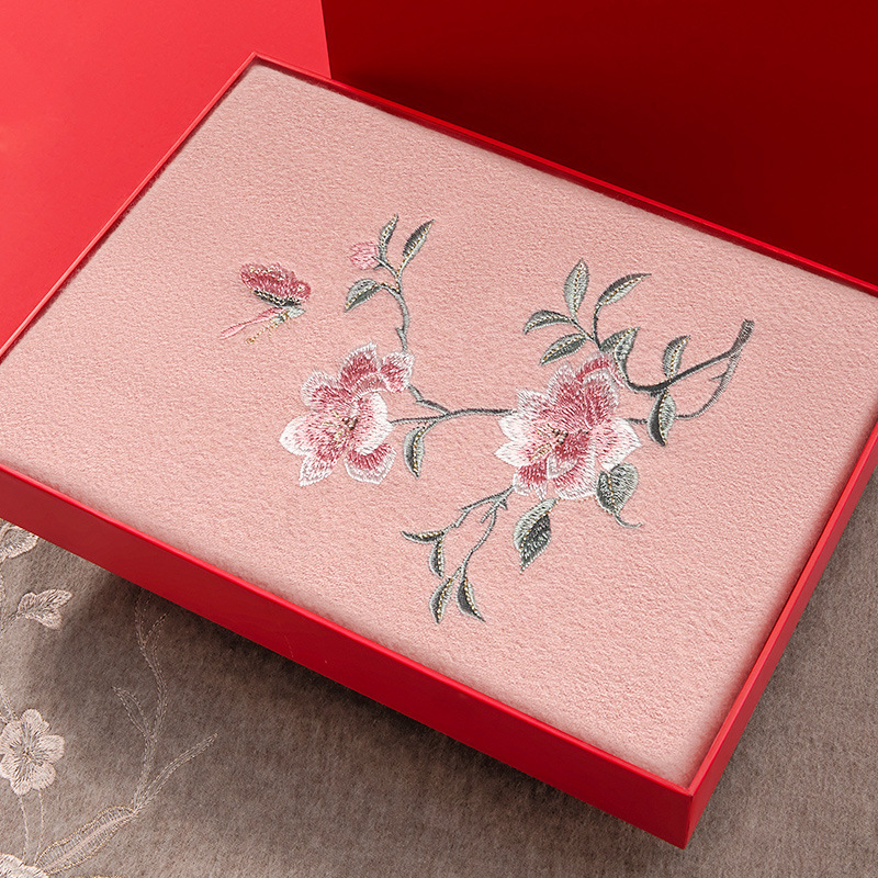 柔らかいモチモチの綿毛の美しい刺繍100% の綿毛の国風の刺繍のマフラーの女性の冬のマントの保温は首を囲んで柔らかいです。|undefined