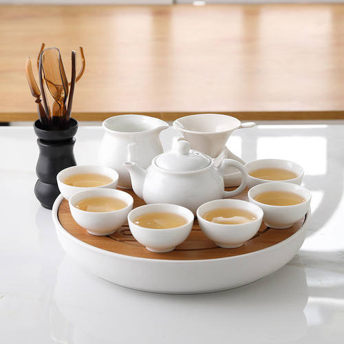 A complete set of white ceramic Chaoshan Gongfu tea set for home use, high-temperature resistant, simple Chinese style, including teapot, lid, and cups