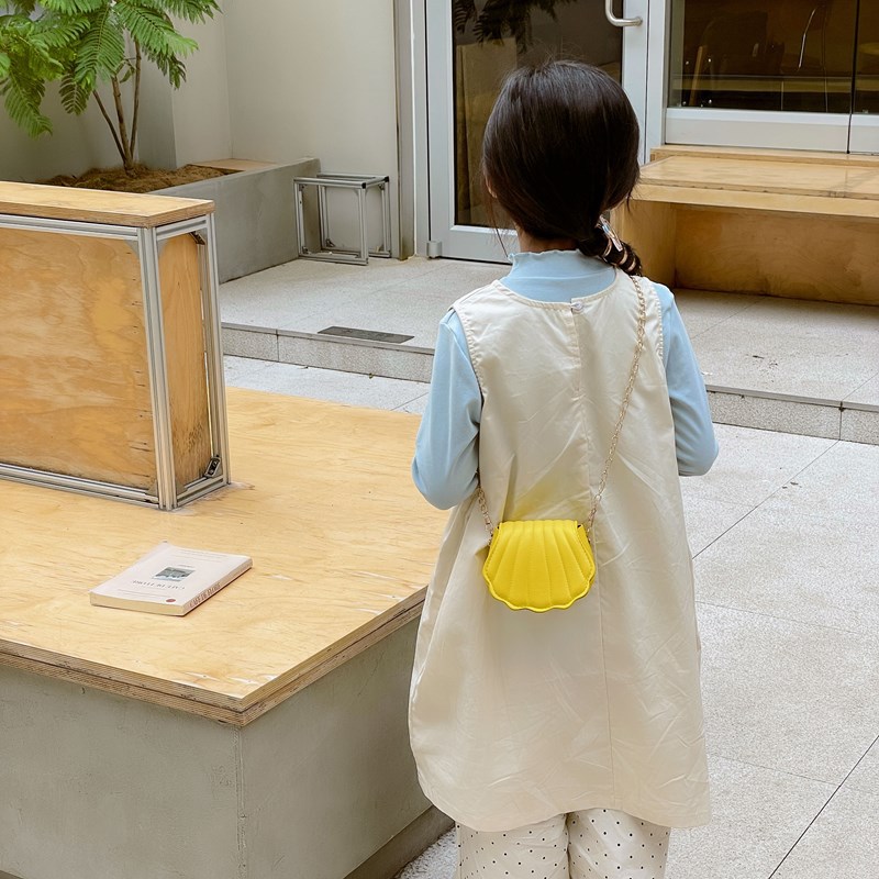 Hermosas bolsas de conchas para niños y niñas, mini bolsas de hombro de color sólido para niños 2025 nuevas bolsas de cadenas para niños