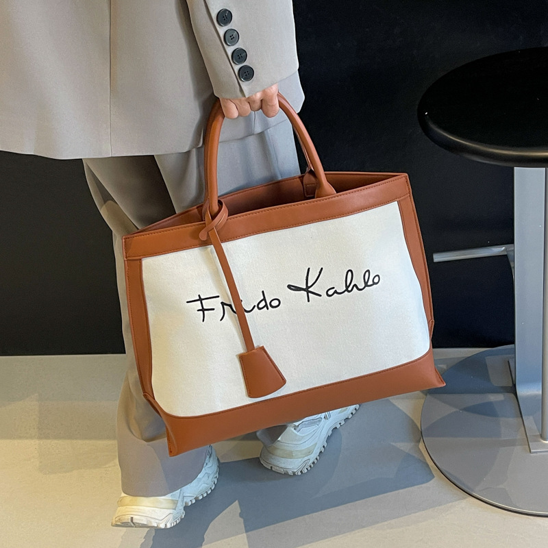 Bolso portátil retro de alta gama de gran capacidad para mujer 2024 nuevo estilo de moda lona contraste color viajero bolso de un solo hombro