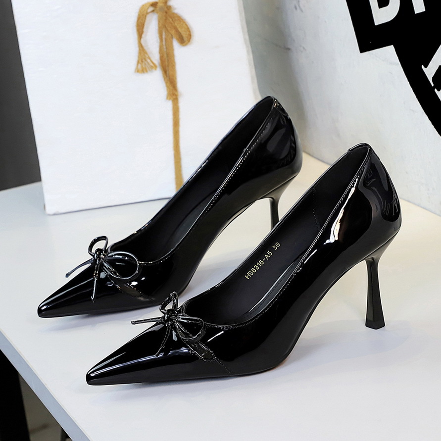 Eleganta franska stiletto pumps i lackläder med rosett för dam_voghion.com