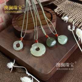 天然和田玉锁包雕刻满绿挂件情侣时来运转玉坠时尚潮流礼手工饰品