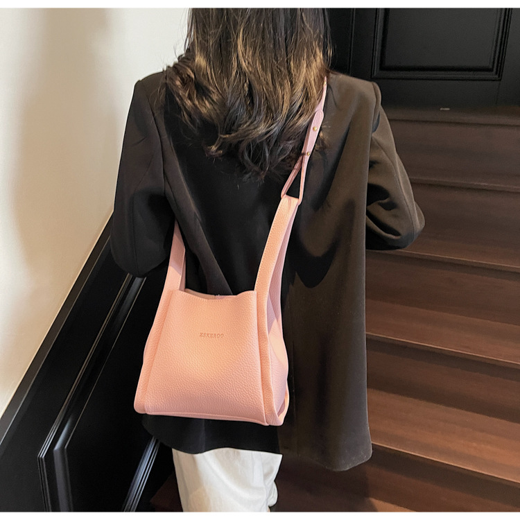 This year's popular bags for ladies are the 2025 new Korean-style simple and versatile crossbody bag and the retro commuting hand-held bucket bag undefined
