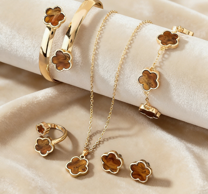 Amazon's Best-Selling Classic Five-Leaf Clover Jewelry Set, Light Luxury Style Necklace, Women's Earrings, Ring, Bracelet, Wholesale