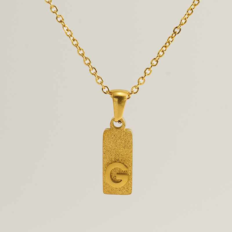 Nuevo estilo europeo y americano 26 colgante de letras inglesas de acero inoxidable prensado de arena collar de cadena de clavícula de letras rectangulares mujeres