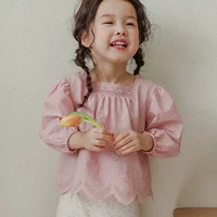 2025 Spring Strawberry Shan корейская детская девочка девочка сладкая хлопчатобумажная вышивка с квадратным вырезом кукла рубашка футболка