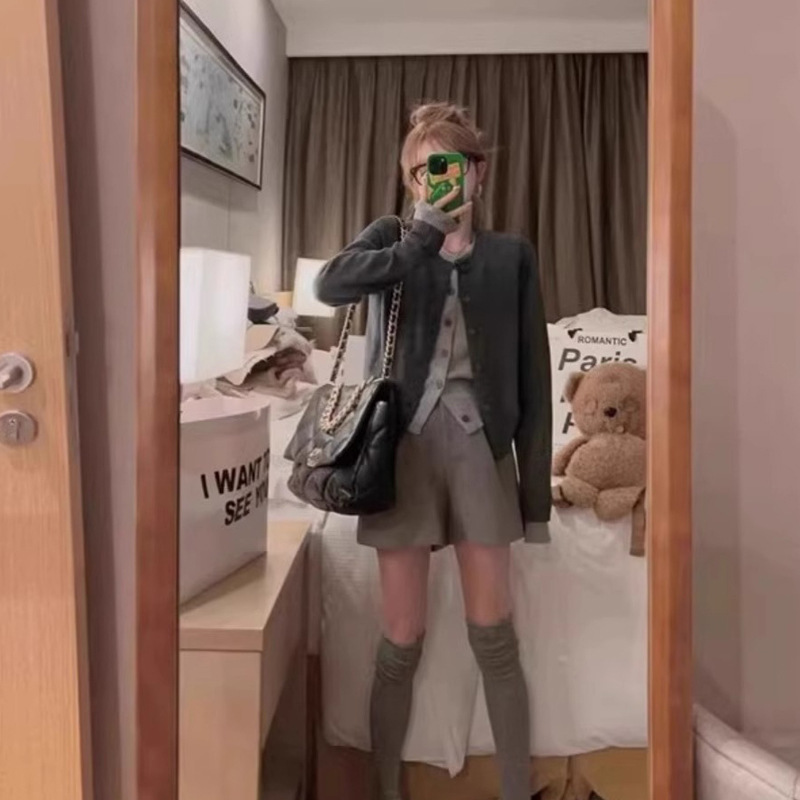 高級感のある灰色の偽の2つのニットのカーディガンのセーターの女性の秋の丸首は身を修めます。|undefined