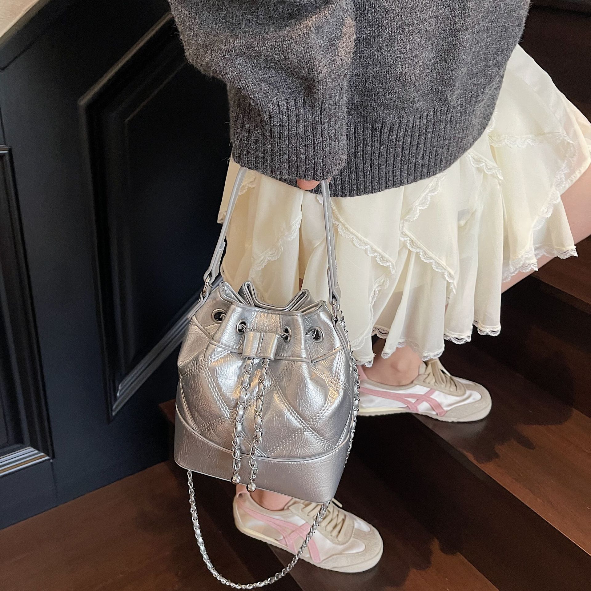 Bolso de diseño coreano de nicho para mujeres 2025, nuevo bolso de hombro de alta calidad, bolso de cubo de agua de cadena de diamante