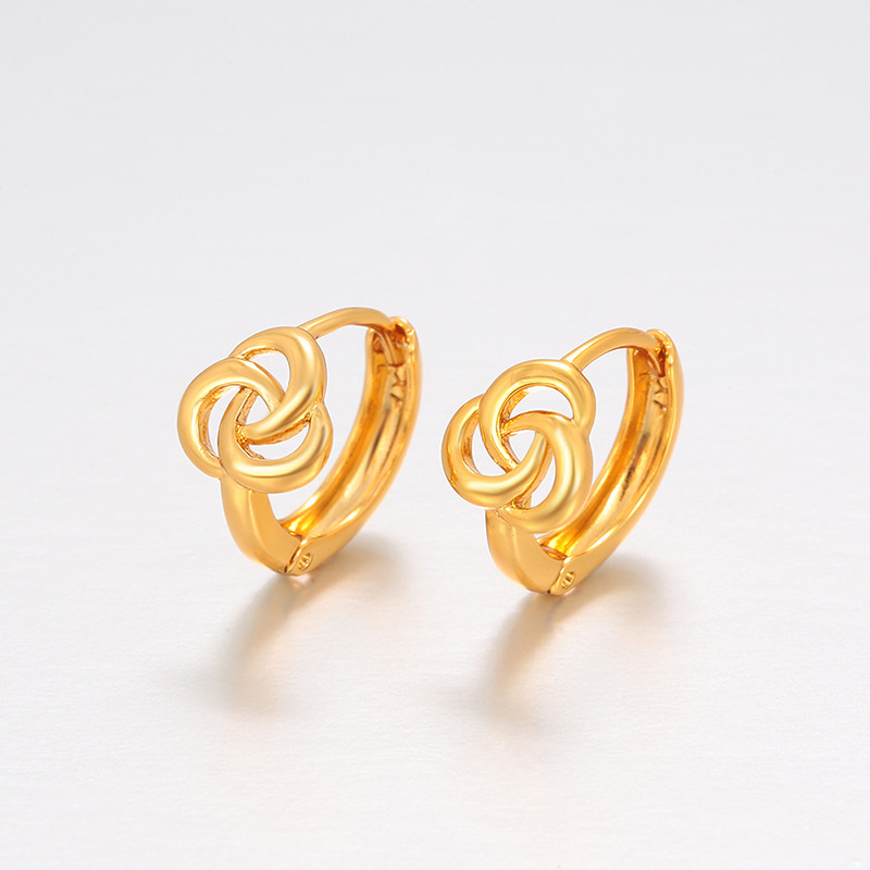 Xuping Europa y los Estados Unidos transfronterizos simples pendientes de flores huecas imitación de oro ligero lujoso nicho de diseño de pendientes al por mayor mujeres