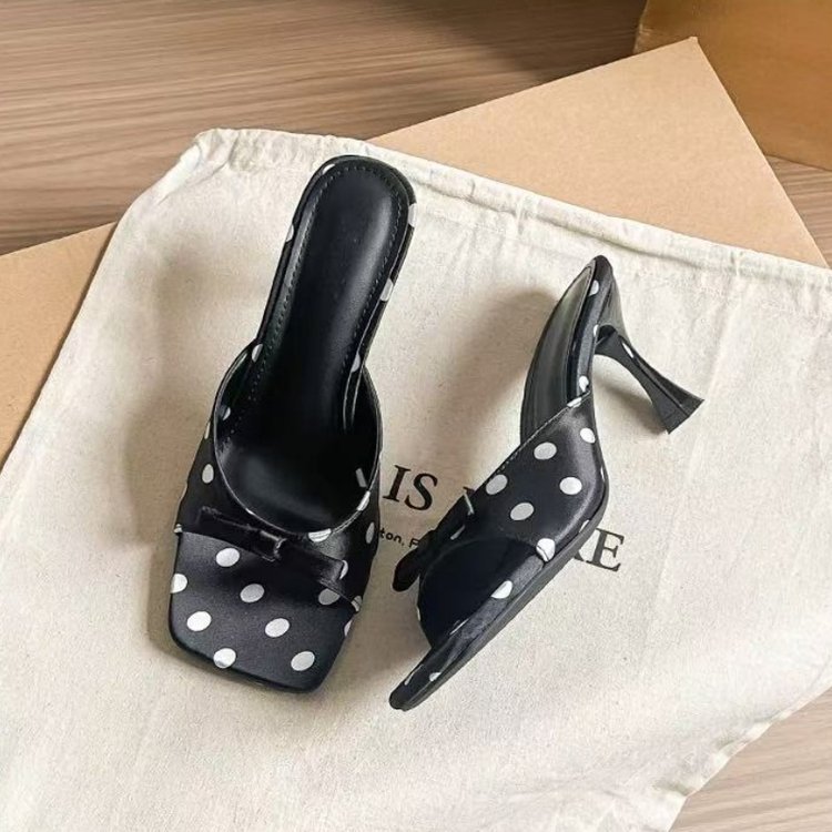 Cabeza cuadrada hermosa sandalias de tacón alto mujeres grasa pies anchos 2026 verano nuevo nicho de diseño de arco ondulado zapatillas frías image 7