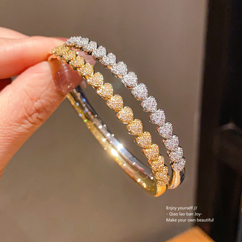 18K Real Gold Electroplated Heart Buckle Bracelet Retro Fashion Simple Versatile Bracelet Accessible Luxury High-End Hand Jewelry for Women 18K Real Gold Electroplated Heart Buckle Bracelet Retro Fashion Simple Versatile Bracelet Accessible Luxury High-End Hand Jewelry for Women