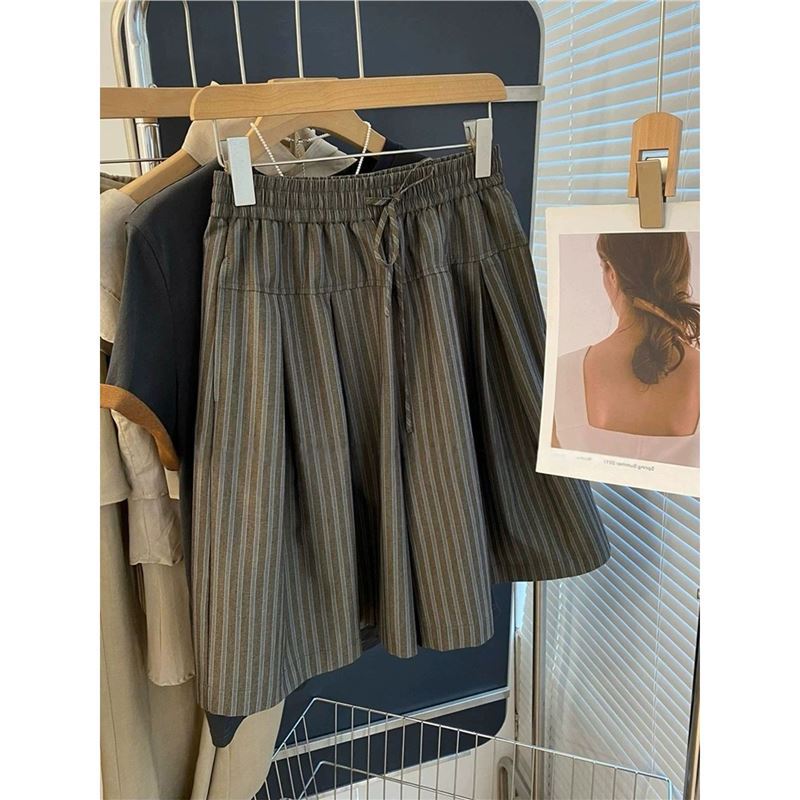 Korean-style retro vertical striped pleated short skirt-pants, 2026 summer new model, slimming, versatile, casual wide-leg five-point skirt-pants Korean-style retro vertical striped pleated short skirt-pants, 2026 summer new model, slimming, versatile, casual wide-leg five-point skirt-pants