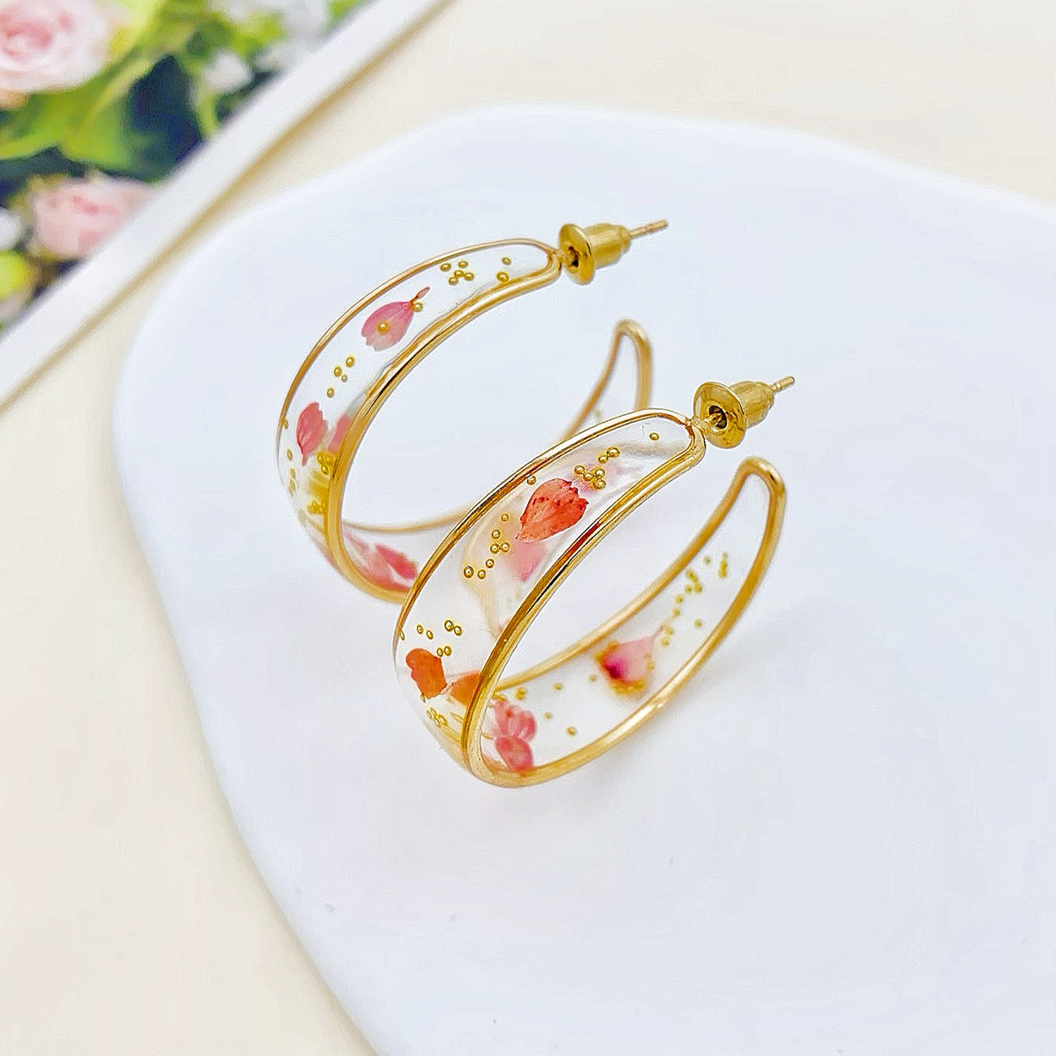 Oversized Sculptural Clear Acrylic Clip-on Earrings Modern Design_voghion.com