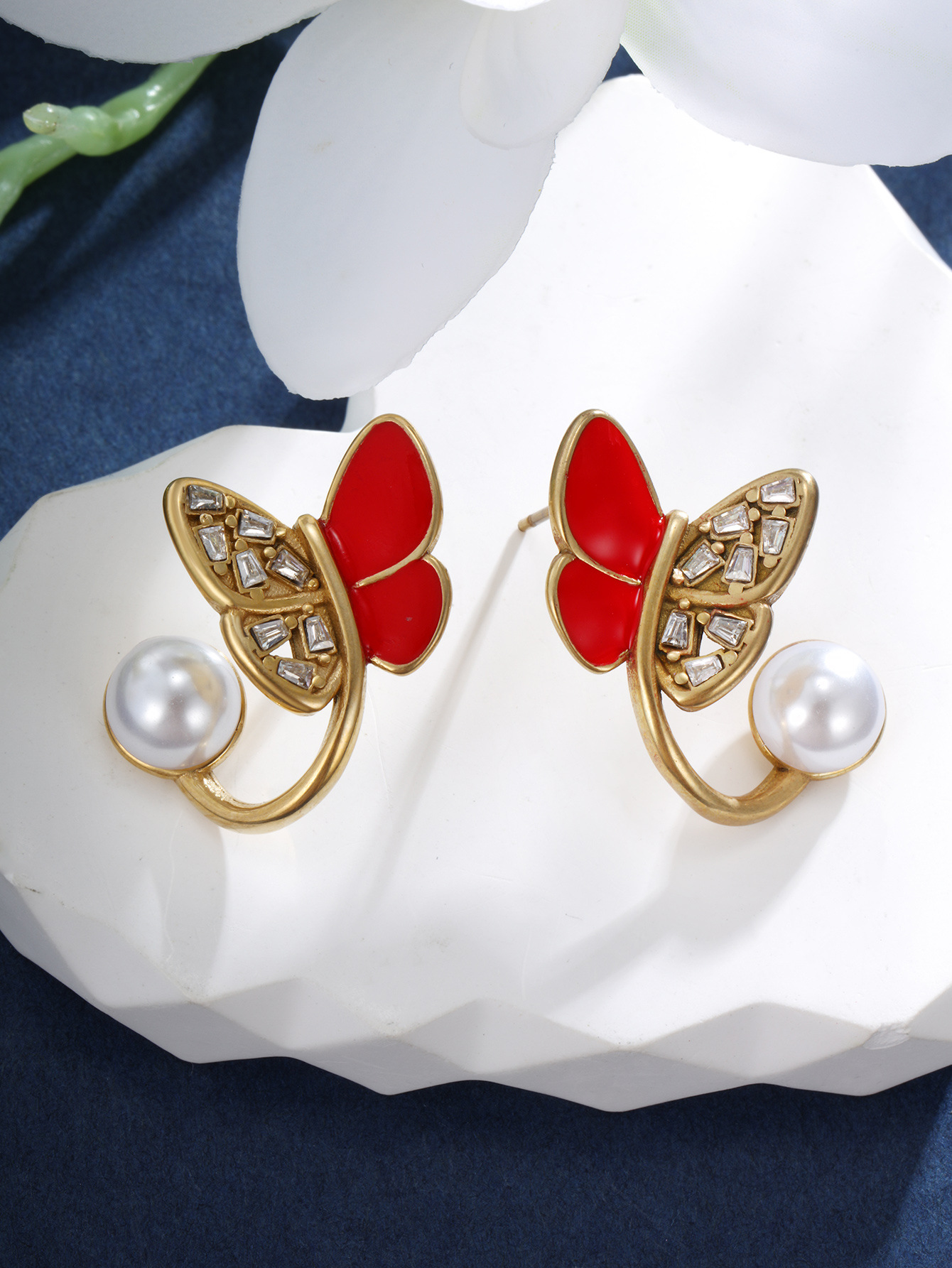 Xuping Jewelry Esmalte de goteo Pendientes de perlas de imitación de mariposa Pendientes de temperamento de diseño de nicho de alta gama de estilo coreano