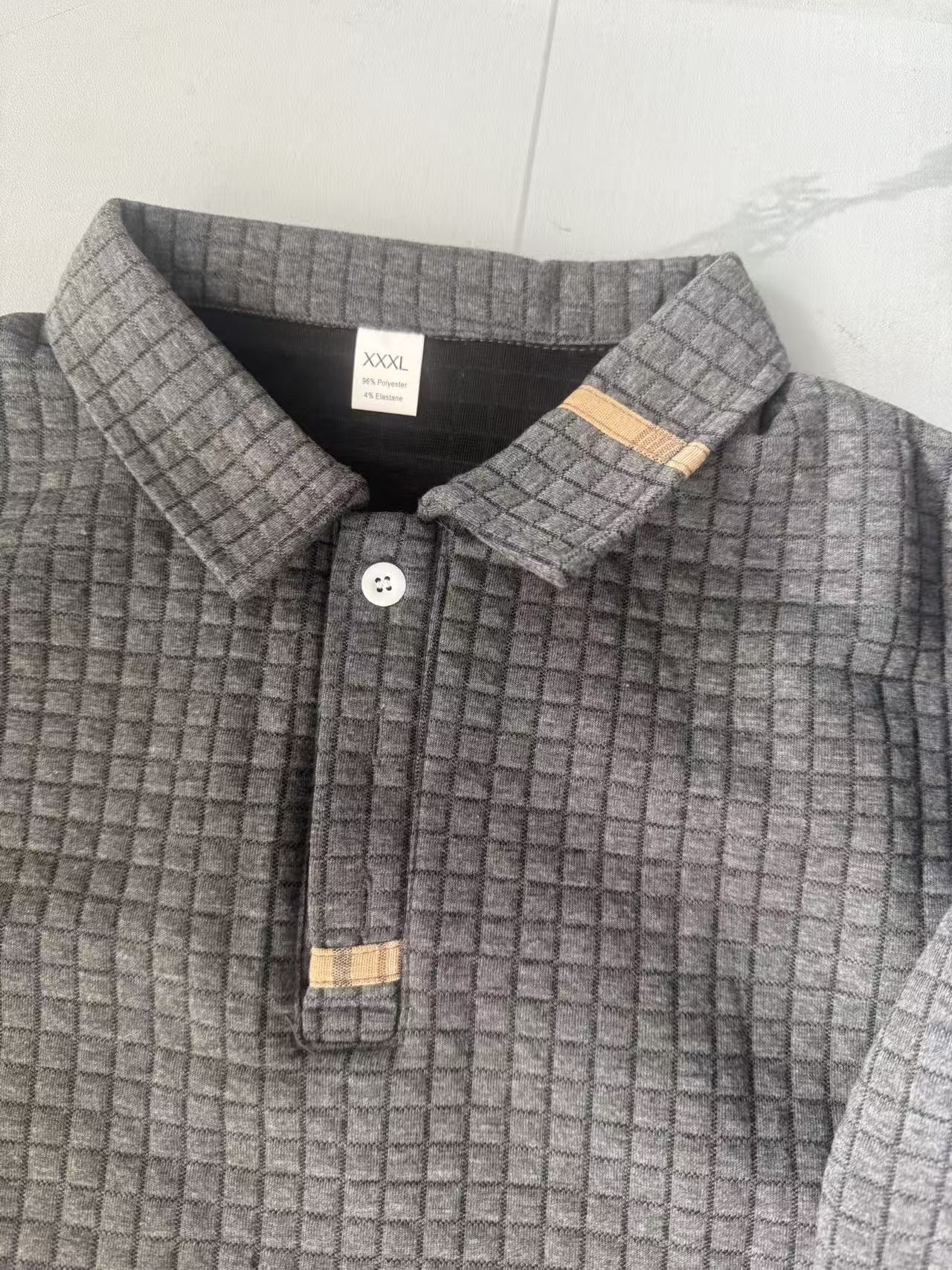 Polo da uomo monocromo con colletto con cuciture e zip_voghion.com