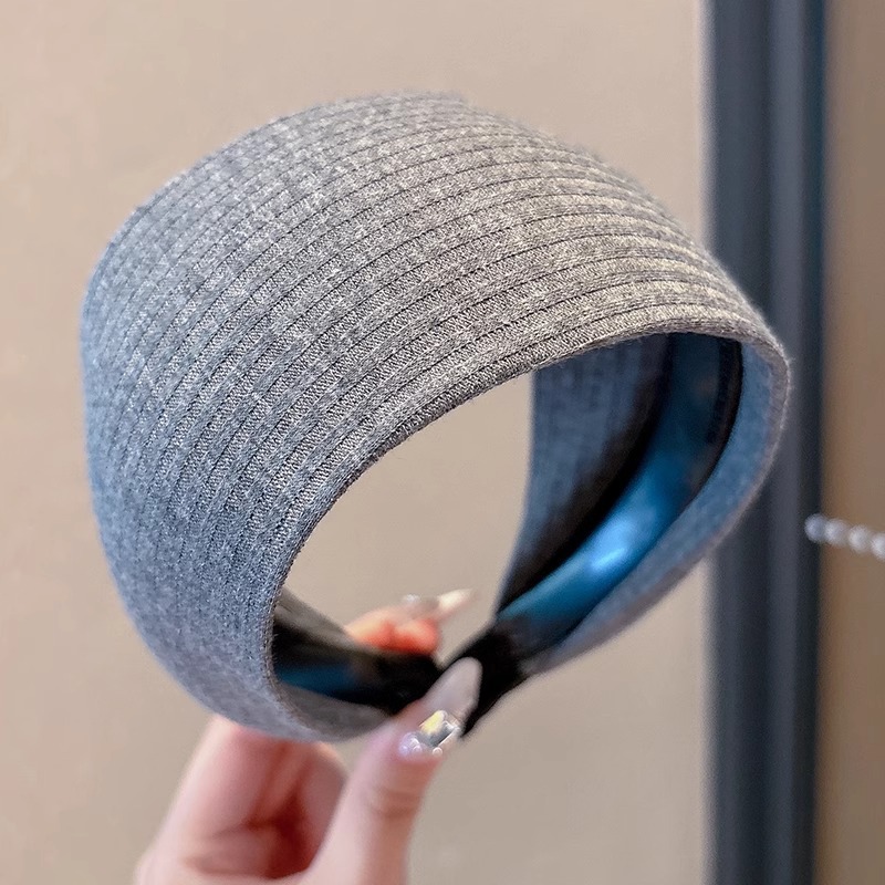 Diadema de gamuza de ala ancha retro gris para mujer 2025 nuevo estilo de gama alta otoño e invierno cabello de presión superior del cráneo alto para lavarse la cara diadema