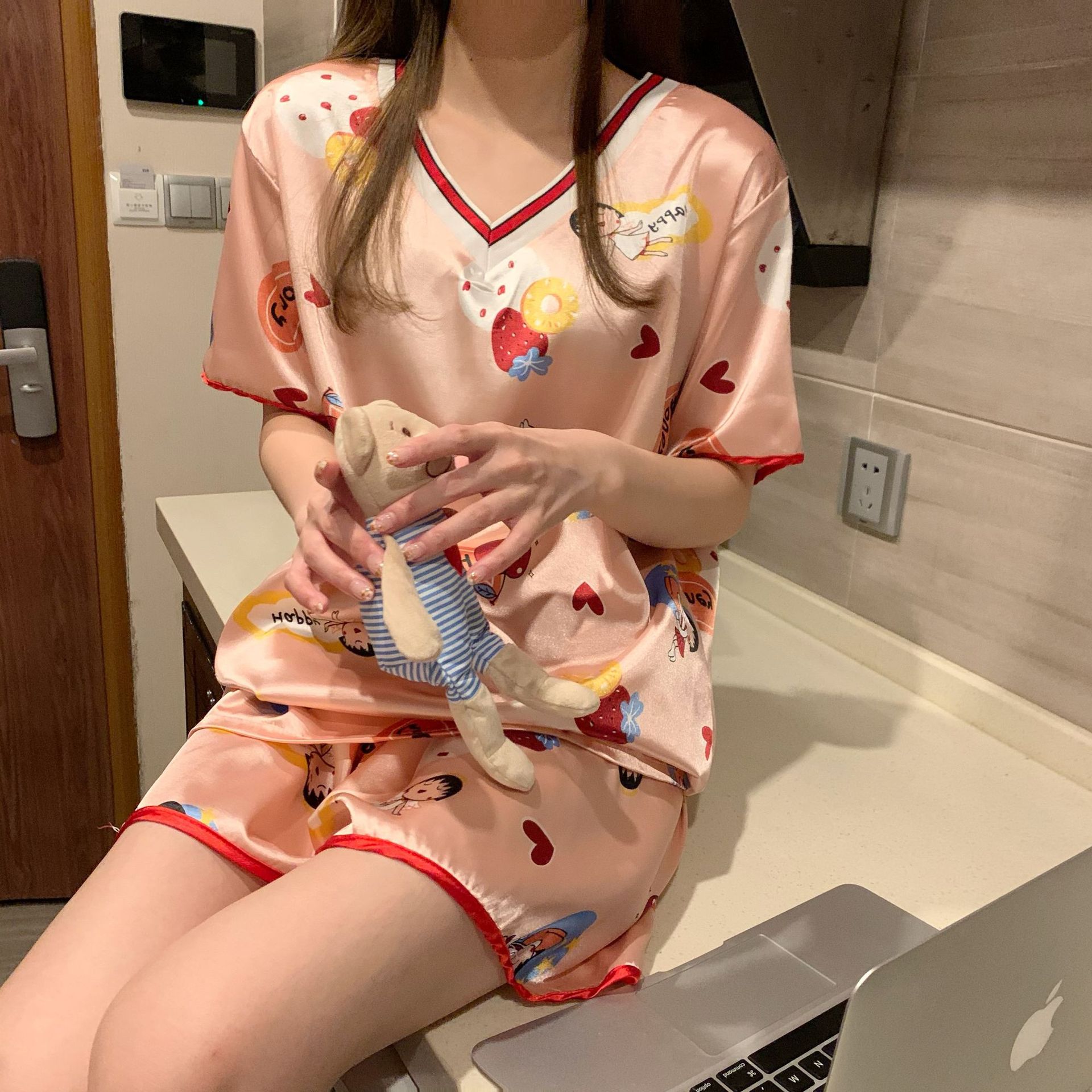 Pijamas de verano de las mujeres de manga corta de seda sexy verano de las mujeres más tamaño V-cuello desgaste del hogar de dos piezas de seda de hielo pantalones cortos traje