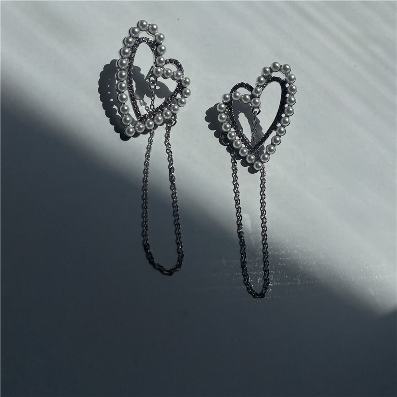 Korea Retro Geometric Hollow Heart Pearl Flashing Rhinestone Long Tassel Earrings Wholesale Nihaojewelry display picture 8