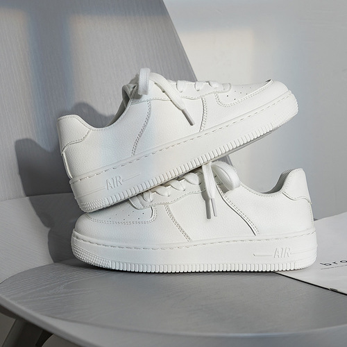 Wholesale live-streaming thick-soled white casual flat shoes for girls and boys, new fashion trend, versatile and stylish student board shoes