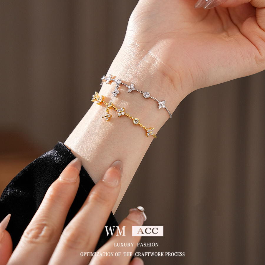 Pulsera de trébol de cuatro hojas con flores de circón súper parpadeante, lujo ligero, estilo frío, pulsera exquisita, sentido de alta gama, joyería de nicho femenina image 3