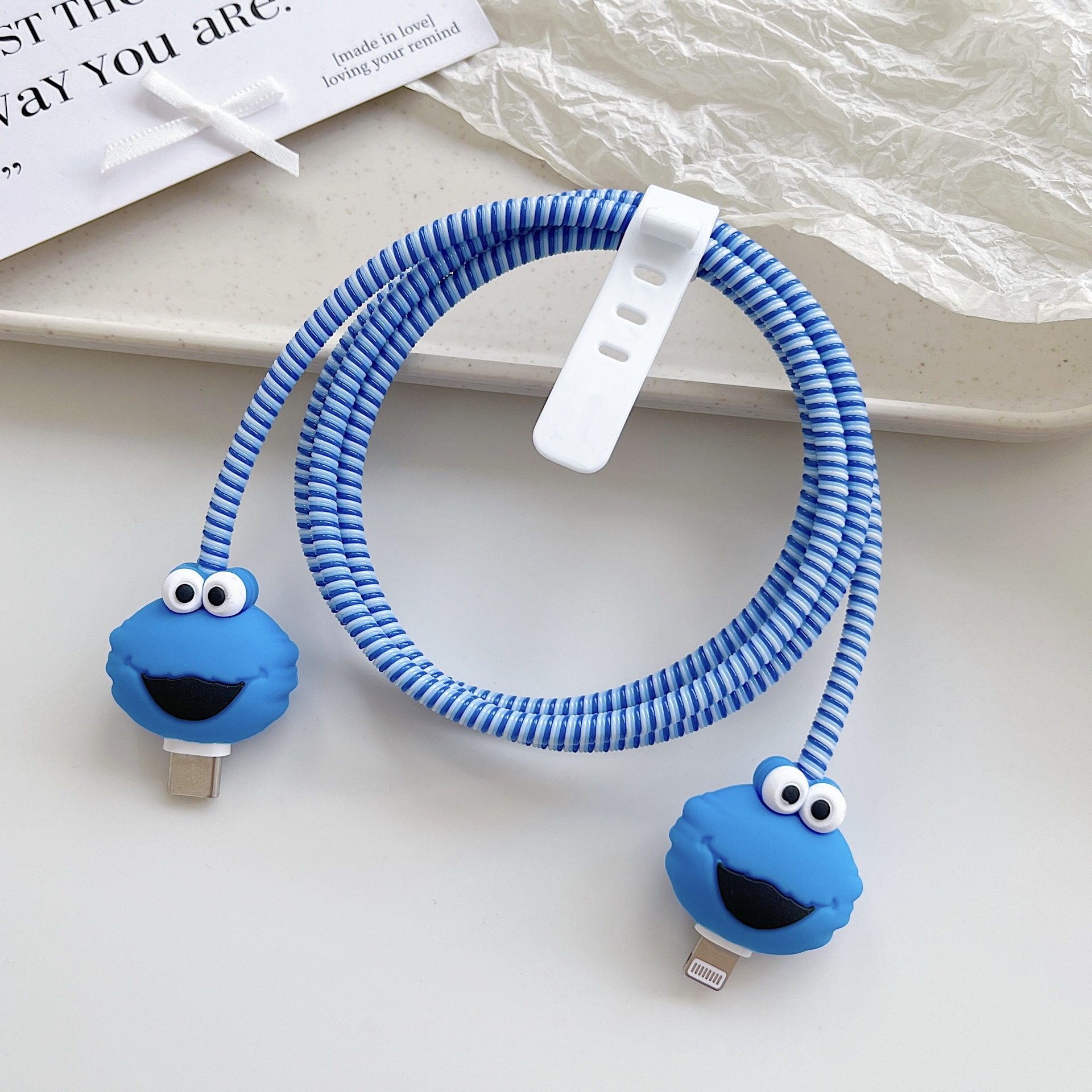 Amazon cartoon cable de datos cubierta adecuada para Apple Android cable de datos de carga rápida cuatro piezas en stock al por mayor