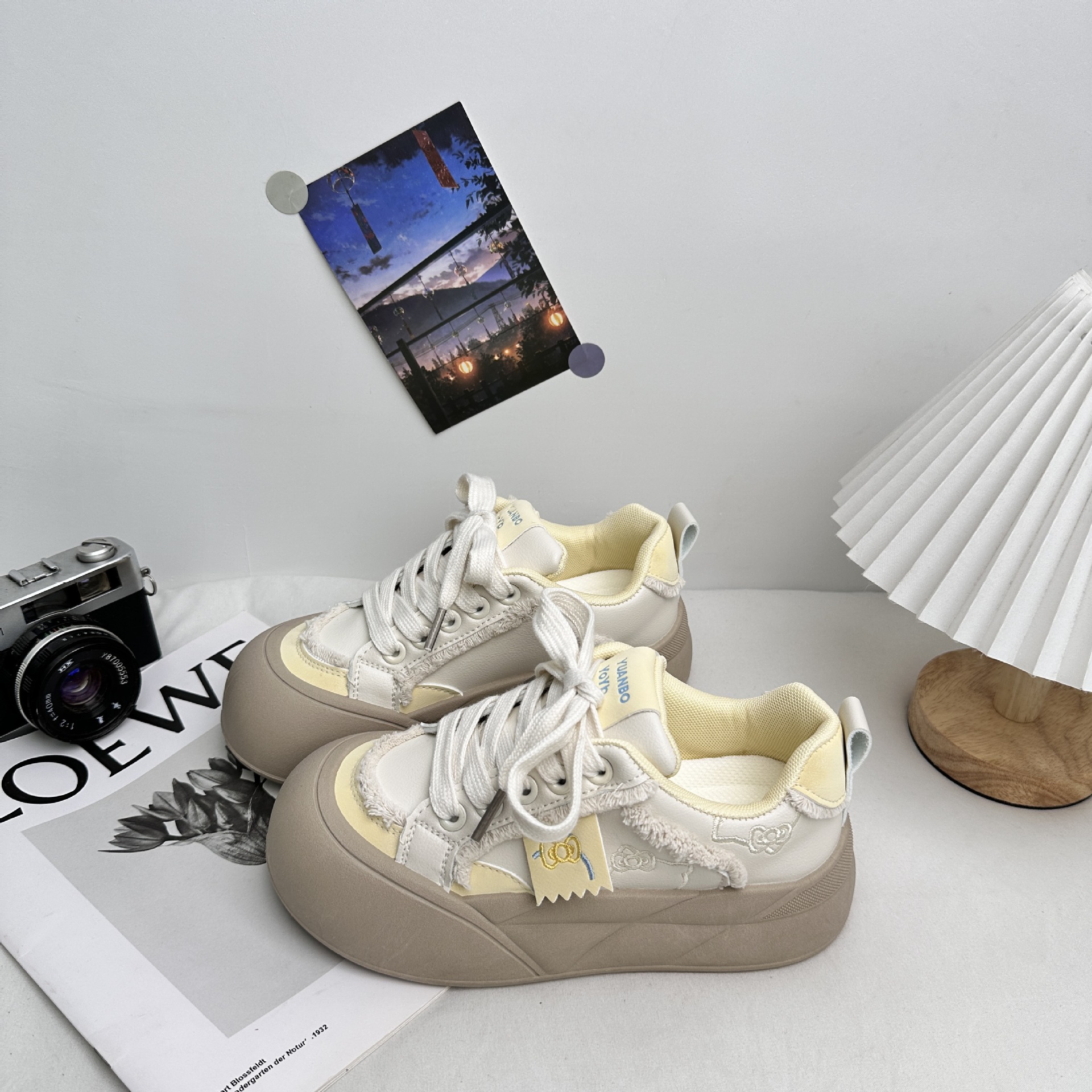 Zapatos de pan de ondas distantes para mujeres en alta tendencia con suela gruesa ligera y suave zapatos de cabeza grande con faldas pequeñas zapatos blancos zapatos de skate