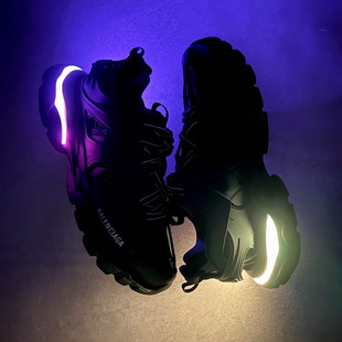 �߰����track3.0�ϵ�ЬŮ������ߕr�аٴ���Ůͬ���\��Ь�ϵ�Ь
