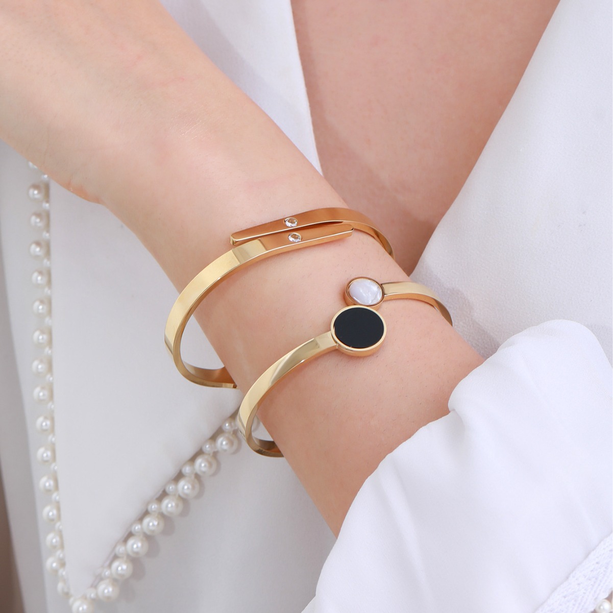 Joyería Xuping Estilo europeo y americano INS Pulsera de acero de titanio de lujo ligero Moda femenina Mariposa transfronteriza Amor Accesorios de acero inoxidable