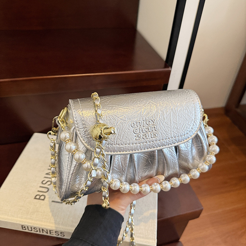 Bolso de alta calidad con textura 2025 verano nuevo estilo bolso femenino patrón de agarre de mano plisado bolso de hombro con cadena de cuentas bolso de mensajero