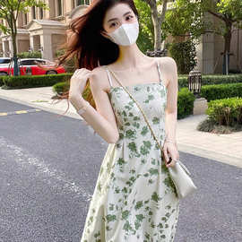 吊带连衣裙女夏季2023年新款收腰显瘦法式茶歇绿色碎花裙子