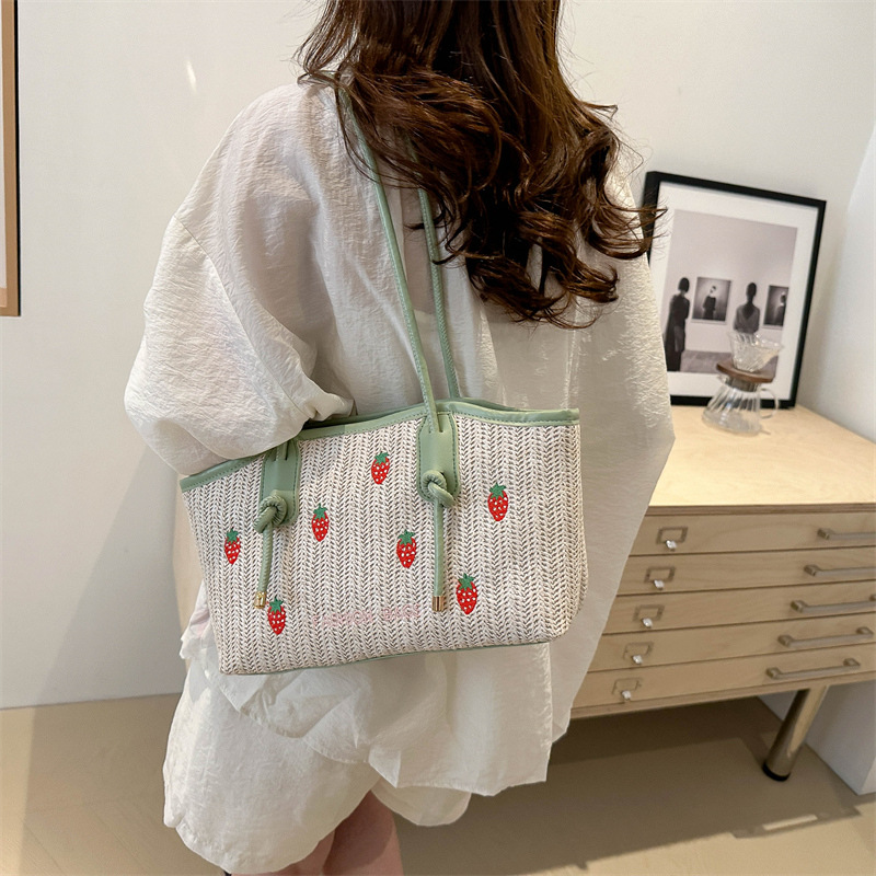 Bolsa de tejer de verano para mujeres 2024 nuevo estilo idílico vacaciones viento fresas bordado bolso de mano bolso de viaje